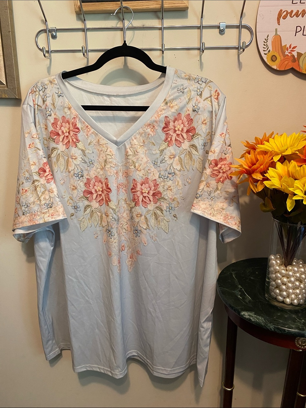 Women's Light Blue V-Neck Floral Printed Top Sz 4XL. No brand.